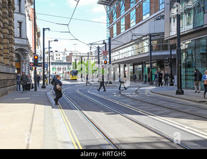 La fermata del tram su Mosley Street Manchester City Centre Manchester Inghilterra England Regno Unito Foto Stock