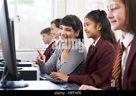 Gli alunni in classe Computer con insegnante Foto Stock