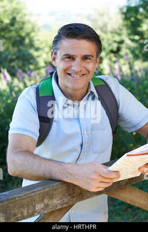 Ritratto di uomo maturo escursioni in campagna con mappa Foto Stock