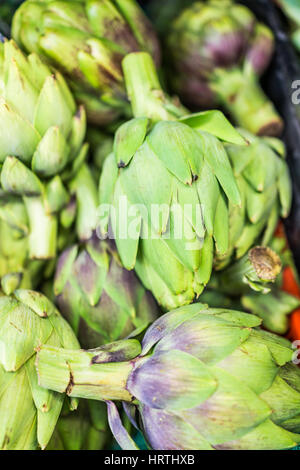 Molti i carciofi sul display nel mercato Foto Stock