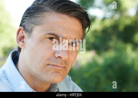 Testa e spalle Ritratto di interessati uomo maturo Foto Stock