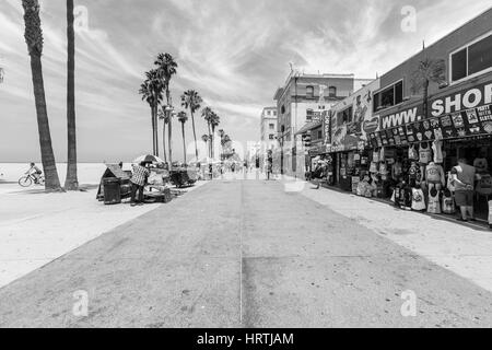 Los Angeles, California, Stati Uniti d'America - 20 Giugno 2014: Editoriale foto in bianco e nero del famoso funky Venice Beach Board walk in Los Angeles. Foto Stock