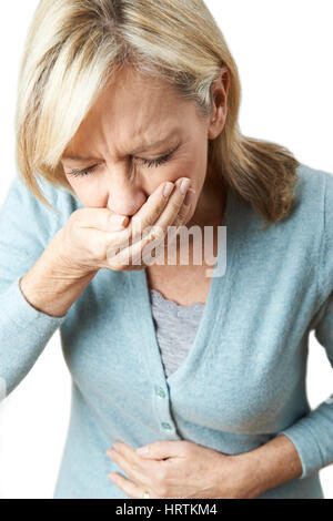 Studio shot di donna matura che soffrono di nausea Foto Stock