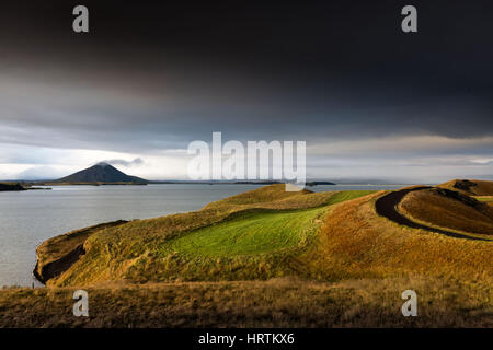 Myvatn, Islanda - Il vulcano Vindbelgjarfjall consente a vapore off all'orizzonte vicino al Lago Myvatn al crepuscolo Foto Stock