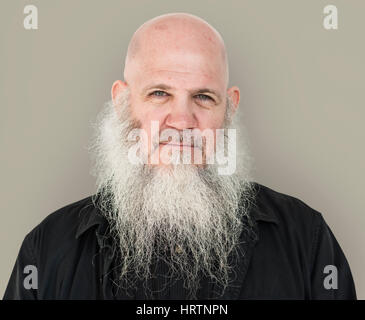 Gli uomini adulti barba lunga testa calva riflessivo Foto Stock