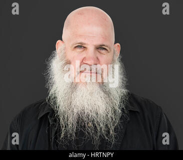 Gli uomini adulti barba lunga testa calva riflessivo Foto Stock