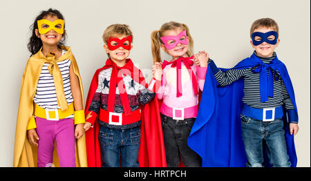 I bambini piccoli del supereroe di medicazione di tenere le mani Foto Stock