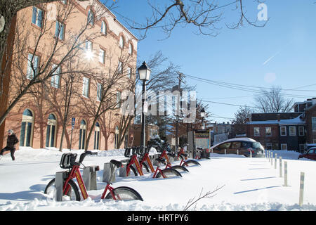 Coperte di neve Bici parcheggiato dopo una tempesta di neve in Alexandria, Virginia. Gennaio 2016. Foto Stock