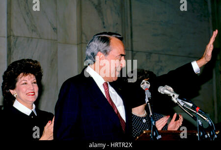 Il senatore repubblicano Robert Dole del Kansas con sua moglie Elisabetta Hanforth Dole e la figlia Robin al suo fianco annouces durante una conferenza stampa in Senato Russell ufficio edificio Caucus Room la sua decisione di ritiro dalla campagna presidenziale e spostare a sostegno Vice Presidente George H.W. Bush nei suoi sforzi per vincere le elezioni. Washington DC, Marzo 29, 1988. Foto di Mark Reinstein Foto Stock