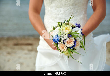 Sposa azienda Bouquet nozze con rose Foto Stock