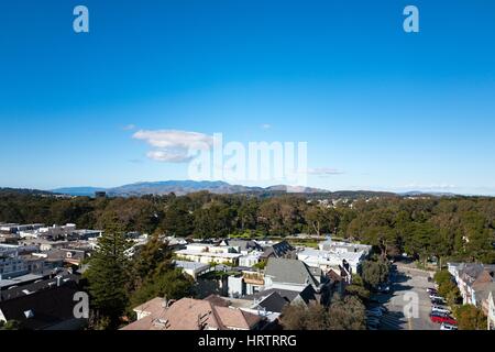 Vista aerea, guardando a Nord di San Francisco, California dal Parnaso altezze, compreso il Golden Gate Park, la torre della DeYoung presso il museo e le torri del ponte Golden Gate, 5 gennaio 2017. Foto Stock