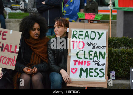 Donna che mantiene sulla targhetta attaccata alla ginestra: 'Pronto per pulire questo pasticcio - No Brexit, No Trump' durante la Anti-Trump e Anti-Brexit protesta a Londra. Foto Stock