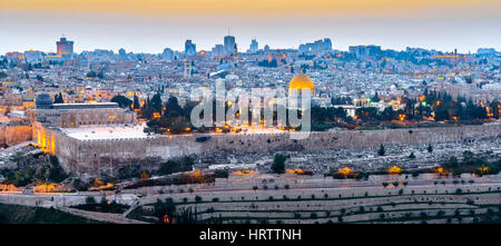 Vista panoramica di Gerusalemme la città vecchia e la Montagna del Tempio e Cupola della roccia e la moschea Al Aqsa dal Monte degli Ulivi di Gerusalemme Foto Stock
