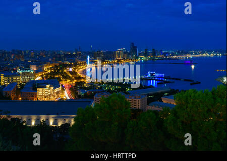 Notte viiew della città boulevard. Baku. Azerbaigian Foto Stock