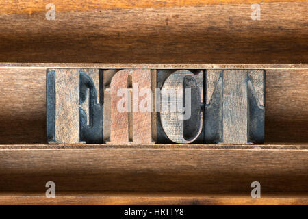 Fatto parola fatta da vintage tipo di stampa in rilievo sul vassoio in legno Foto Stock
