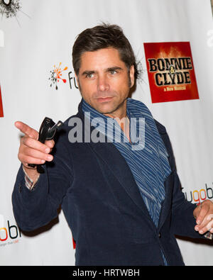 John Stamos alla prima di Bonnie e Clyde a Broadway a New York una produzione di Jeffrey Richards Foto Stock