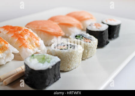 Preparazione del sushi roll sul ristorante Foto Stock