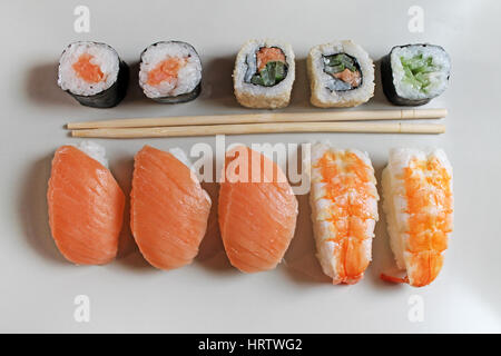 Preparazione del sushi roll sul ristorante Foto Stock