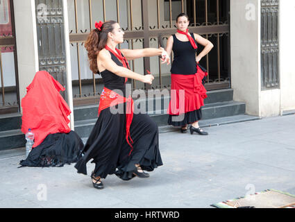 Donne flamenco dancers street musicista di strada nella zona centrale di Seville, Spagna Foto Stock