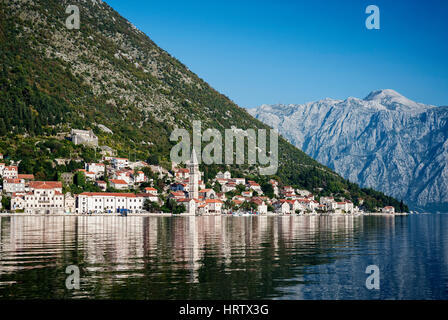 Perast tradizionale villaggio dei balcani paesaggio di montagna dalla Baia di Kotor in Montenegro Foto Stock