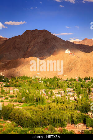 Vista panoramica della città di Leh in Ladakh, il Kashmir e le montagne circostanti Foto Stock