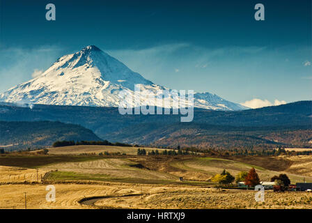 Monte Cofano visto dalla strada Dalles-California vicino Dufur, Oregon, Stati Uniti d'America Foto Stock