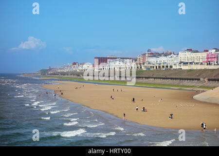 Blackpool North Beach e dal lungomare visto dal North Pier Foto Stock