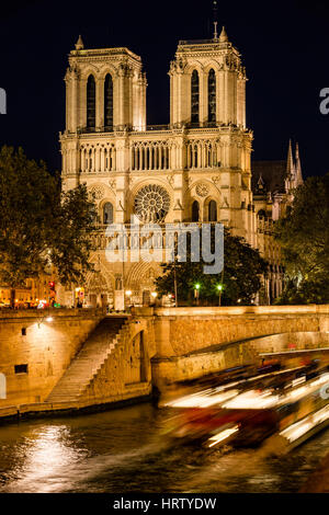 Notre Dame de Paris cathedral accesa al crepuscolo con il Fiume Senna e il Petit Pont. Ile de la Cite. 4° Arrondissement, Parigi, Francia Foto Stock
