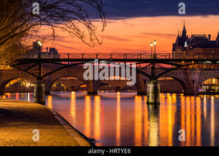 Alba sul Fiume Senna, Stagno des Arts e stagno Neuf nel 1 ° arrondissement di Parigi (Ile de la Cite), Francia Foto Stock