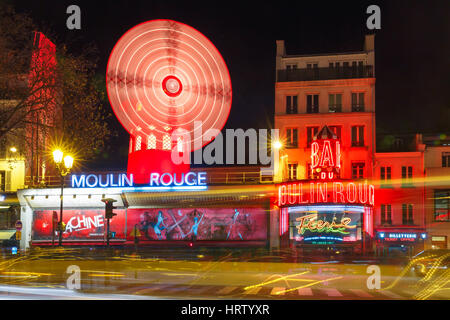 Parigi, Francia - 28 dicembre 2016: Il pittoresco famoso cabaret Moulin Rouge situato vicino a Montmartre in Parigi quartiere a luci rosse di Pigalle Foto Stock