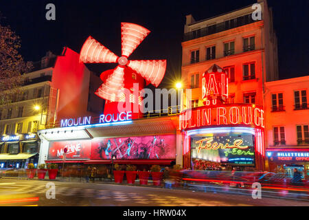 Parigi, Francia - 28 dicembre 2016: Il pittoresco famoso cabaret Moulin Rouge situato vicino a Montmartre in Parigi quartiere a luci rosse di Pigalle Foto Stock