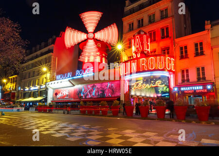 Parigi, Francia - 28 dicembre 2016: Il pittoresco famoso cabaret Moulin Rouge situato vicino a Montmartre in Parigi quartiere a luci rosse di Pigalle Foto Stock