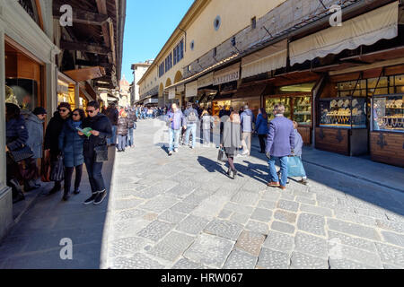 Firenze, Italia - 25 febbraio 2017:persone che passeggiano sul Ponte Vecchio di Firenze, Italia, famosa in tutto il mondo per i suoi numerosi negozi di articoli di lusso Foto Stock