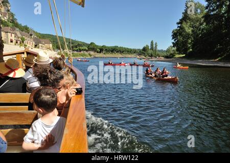 La Francia, La Roque Gageac (24), promenade commentée en gabarra sur la Dordogne Foto Stock