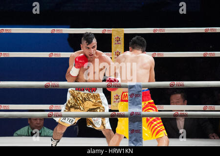 Bangkok, Tailandia. 04 Mar, 2017. 04 marzo 2017. Il Messico di Juan Hernandez (R) scambi punzoni con Thailandia Nakornloung Nawaphon (L) durante la WBC Pesi Mosca World Championship boxing bout a Bangkok, in Thailandia. Credito: Anusak Laowilas/Pacific Press/Alamy Live News Foto Stock