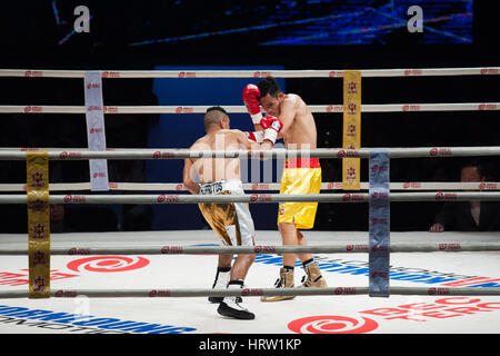 Bangkok, Tailandia. 04 Mar, 2017. 04 marzo 2017. Il Messico di Juan Hernandez (L) scambi punzoni con Thailandia Nakornloung Nawaphon (R) durante la WBC Pesi Mosca World Championship boxing bout a Bangkok, in Thailandia. Credito: Anusak Laowilas/Pacific Press/Alamy Live News Foto Stock