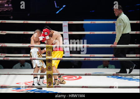 Bangkok, Tailandia. 04 Mar, 2017. 04 marzo 2017. Il Messico di Juan Hernandez (L) scambi punzoni con Thailandia Nakornloung Nawaphon (R) durante la WBC Pesi Mosca World Championship boxing bout a Bangkok, in Thailandia. Credito: Anusak Laowilas/Pacific Press/Alamy Live News Foto Stock