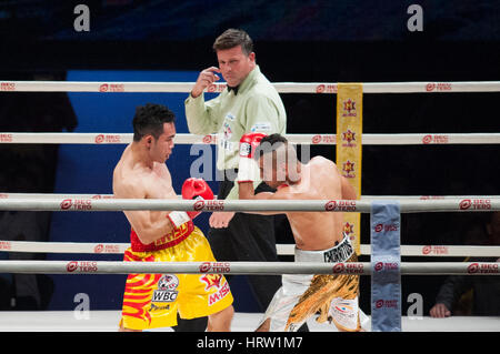 Bangkok, Tailandia. 04 Mar, 2017. 04 marzo 2017. Il Messico di Juan Hernandez (R) scambi punzoni con Thailandia Nakornloung Nawaphon (L) durante la WBC Pesi Mosca World Championship boxing bout a Bangkok, in Thailandia. Credito: Anusak Laowilas/Pacific Press/Alamy Live News Foto Stock