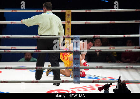 Bangkok, Tailandia. 04 Mar, 2017. 04 marzo 2017. Arbitro passi in per arrestare la lotta con la Thailandia del Nawaphon Nakornloung durante la WBC Pesi Mosca World Championship boxing bout a Bangkok, in Thailandia. Credito: Anusak Laowilas/Pacific Press/Alamy Live News Foto Stock