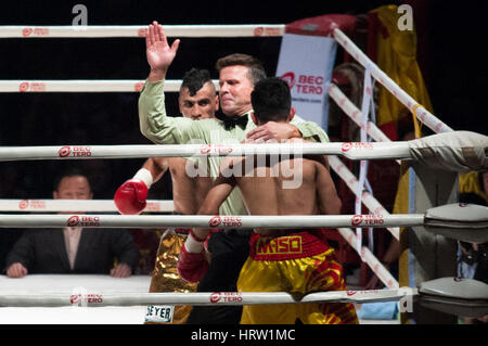 Bangkok, Tailandia. 04 Mar, 2017. 04 marzo 2017. Arbitro passi in per arrestare la lotta con Nawaphon Nakornloung VS Juan Hernandez durante la WBC Pesi Mosca World Championship boxing bout a Bangkok, in Thailandia. Credito: Anusak Laowilas/Pacific Press/Alamy Live News Foto Stock