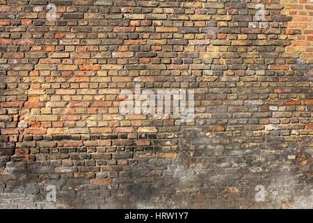 Weathered muro di mattoni per uso in background Foto Stock