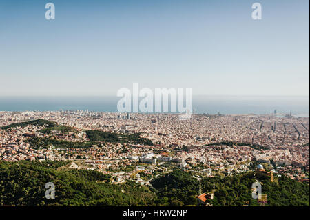 Vista su Barcellona dalla collina Tibidabo Foto Stock