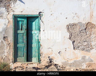 Il verde porta di legno in una vecchia casa in rovina Foto Stock