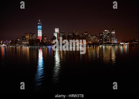 Skyline di Manhattan di notte vista dal lato mare. Panorama del centro cittadino di new york. Foto Stock