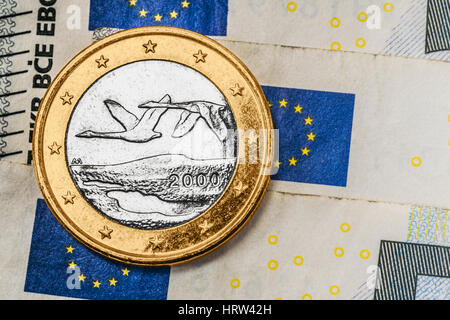 A 1 euro moneta dalla Finlandia sulle banconote in euro Foto Stock