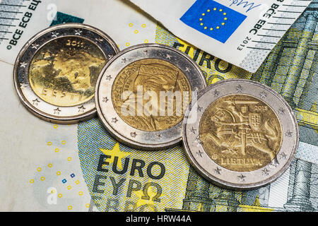 Su un 5 di banconote in euro sono le 2 monete in euro dei paesi baltici, Estonia, Lettonia e Lituania Foto Stock