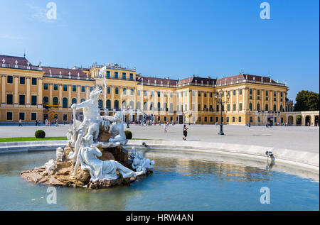 Palazzo di Schonbrunn. Cortile antistante il Palazzo di Schönbrunn Vienna, Austria Foto Stock