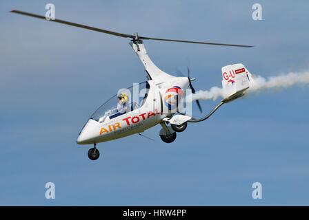 Peter Troy-Davies dimostra la sua Calidus autogiro G-ULUL all'Airshow Shoreham nel West Sussex, in Inghilterra il 22 agosto 2015. Foto Stock