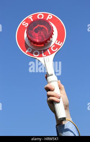 Segnalazione di polizia disco contro il cielo blu Foto Stock