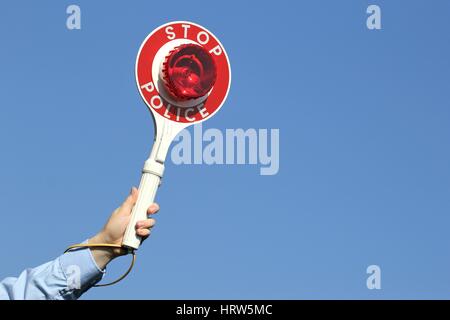 Segnalazione di polizia disco contro il cielo blu Foto Stock